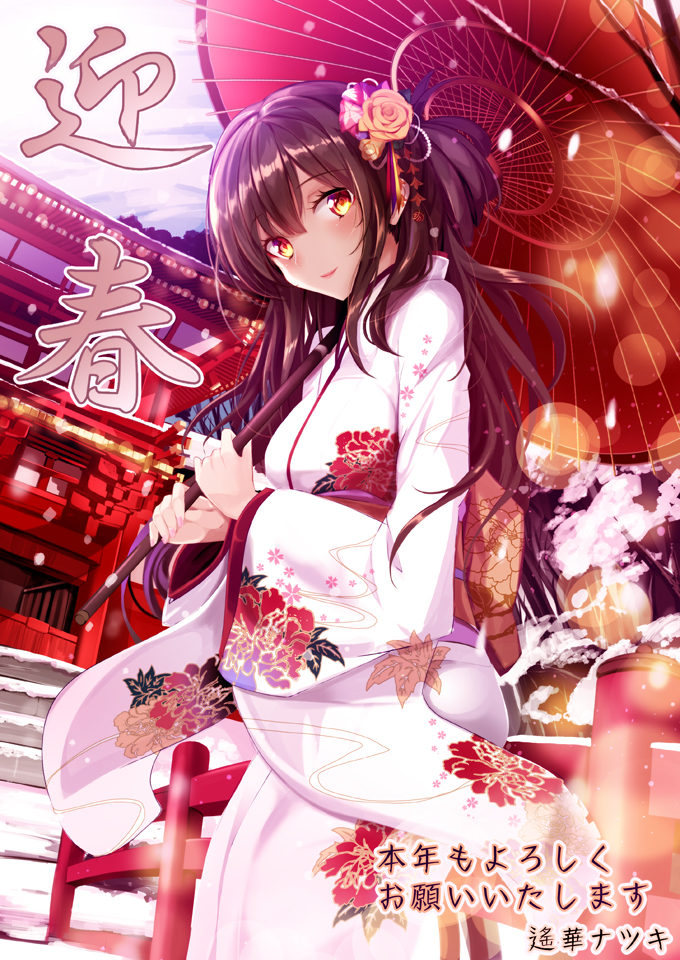 1girl bangs blush brown_eyes brown_hair closed_mouth day eyebrows_visible_through_hair floral_print hair_ornament haruka_natsuki holding holding_umbrella japanese_clothes kanzashi kimono kotoyoro long_hair looking_at_viewer nengajou new_year obi oriental_umbrella original outdoors sash shrine smile snow solo standing torii umbrella white_kimono wide_sleeves