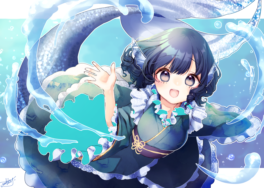 1girl bangs blue_eyes blue_hair blush drill_hair fish_tail frills green_kimono head_fins japanese_clothes kimono long_sleeves looking_at_viewer mermaid mokokiyo_(asaddr) monster_girl obi sash short_hair smile solo touhou underwater wakasagihime wide_sleeves