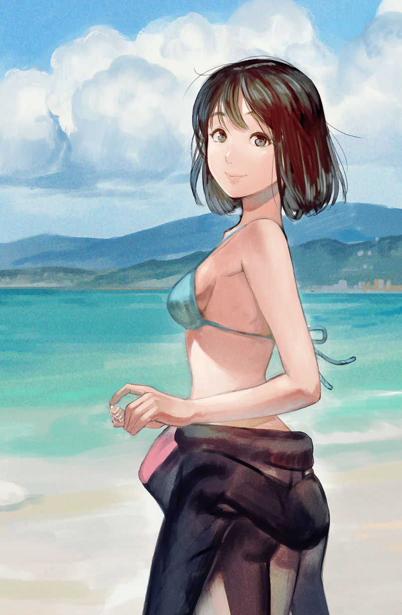 1girl bangs bare_arms bare_shoulders bikini_top black_hair blue_bikini_top blue_sky breasts closed_mouth diving_suit green_eyes highres holding horizon looking_at_viewer looking_back medium_breasts medium_hair mountainous_horizon ocean original scenery seashell shell shore sideboob sky smile solo standing umishima_senbon undressing water waves