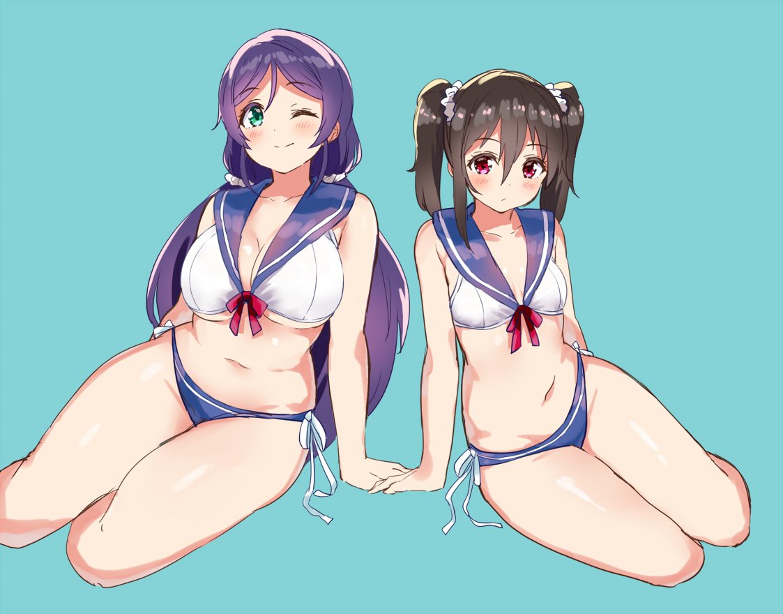 2girls ;) bikini black_hair blue_background blush breasts cleavage closed_mouth eyebrows_visible_through_hair green_eyes hair_between_eyes hand_holding kurokawa_makoto large_breasts long_hair looking_at_viewer love_live! love_live!_school_idol_project multiple_girls navel one_eye_closed purple_hair red_eyes sailor_bikini sailor_collar side-tie_bikini simple_background sitting small_breasts smile swimsuit toujou_nozomi twintails yazawa_nico yokozuwari