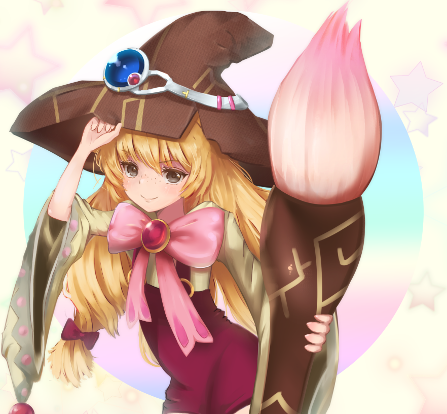 1girl beryl_benito blonde_hair bow brooch brown_hat closed_mouth cowboy_shot dargo freckles grey_eyes hat jewelry long_hair low-tied_long_hair overalls oversized_object paintbrush pink_bow red_bow shorts smile solo star tales_of_(series) tales_of_hearts witch_hat