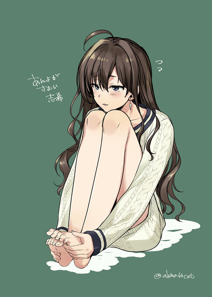 1girl ahoge alpha_(yukai_na_nakamatachi) aran_sweater barefoot blush brown_hair character_name commentary_request dress feet feet_together flying_sweatdrops green_background hands_on_feet hands_on_own_feet ichinose_shiki idolmaster idolmaster_cinderella_girls jpeg_artifacts long_hair signature simple_background soles solo sweater sweater_dress toes translated twitter_username