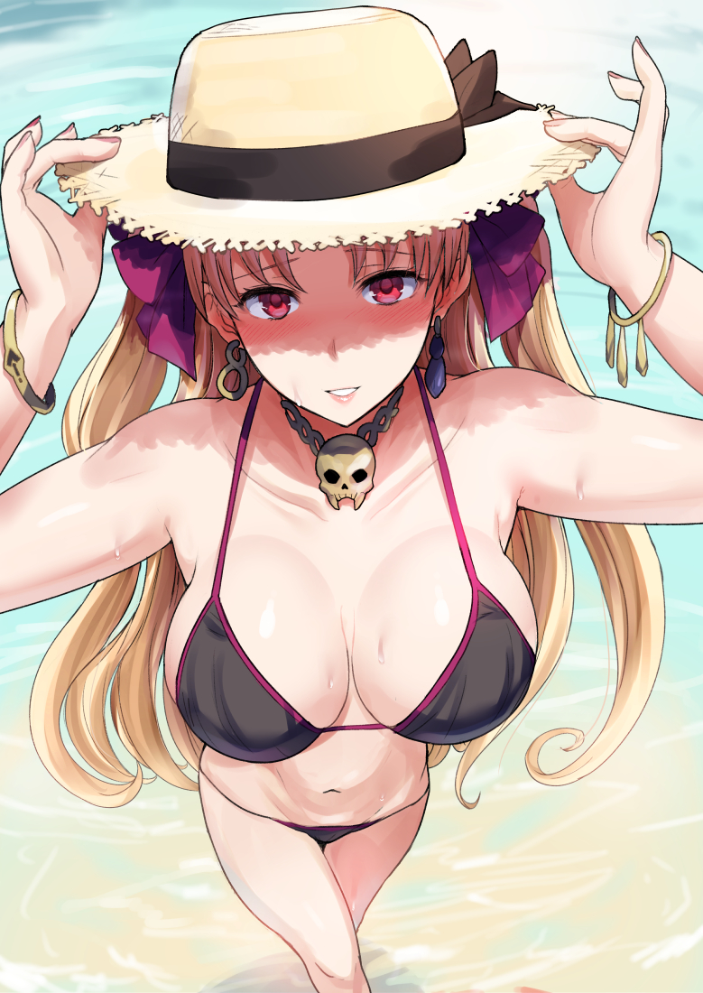 1girl arms_up beach bikini black_bikini blonde_hair blush bow bracelet breasts cleavage earrings ereshkigal_(fate/grand_order) fate/grand_order fate_(series) foreshortening from_above hair_bow hands_on_headwear hat hat_ribbon jewelry large_breasts legs_crossed long_hair looking_at_viewer miyamoto_issa navel necklace outdoors parted_lips pink_eyes ribbon skull_necklace smile solo string_bikini sun_hat sweat swimsuit tohsaka_rin two_side_up