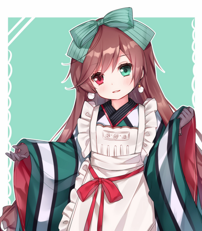 1girl apron bangs black_gloves blush bow brown_hair commentary_request earrings eyebrows_visible_through_hair frilled_apron frills gloves green_background green_bow green_eyes green_kimono hair_bow head_tilt heterochromia japanese_clothes jewelry kimono long_hair long_sleeves looking_at_viewer maid_apron parted_lips red_bow red_eyes red_ribbon ribbon rozen_maiden simple_background smile solo suiseiseki tengxiang_lingnai upper_body very_long_hair wa_maid white_apron wide_sleeves