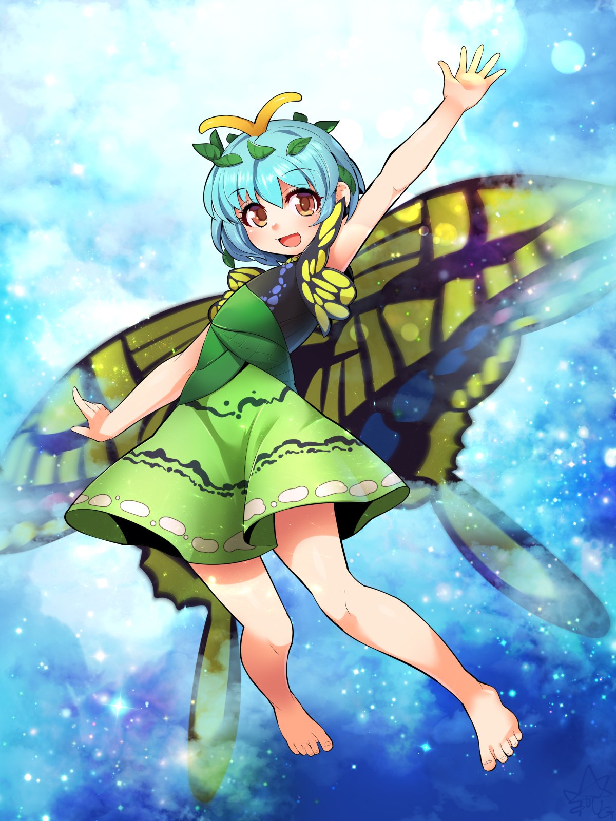 1girl antennae aqua_background aqua_hair arm_up barefoot black_shirt blue_background blush brown_eyes butterfly_wings clouds commentary_request eternity_larva full_body gradient gradient_background green_shirt green_skirt highres leaf leaf_on_head legs looking_at_viewer multicolored multicolored_eyes multicolored_shirt orange_eyes outline outstretched_arms shirt short_hair short_sleeves signature skirt smile solo sparkle toes touhou umigarasu_(kitsune1963) wings