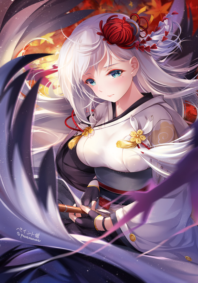 1girl artist_name autumn_leaves azur_lane black_gloves blue_eyes blurry blush breasts closed_mouth commentary_request depth_of_field fingerless_gloves floating_hair flower gloves hair_flower hair_ornament highres holding japanese_clothes kimono looking_at_viewer medium_breasts obi revision sash shoukaku_(azur_lane) signature silver_hair solo spider_lily twitter_username white_kimono wide_sleeves youqiniang