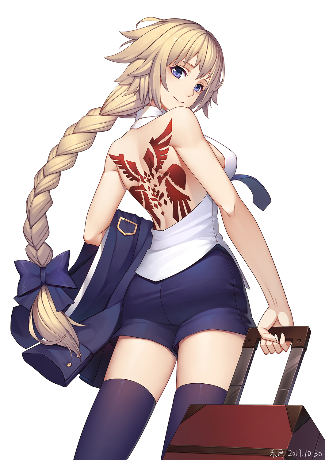 1girl ass back back_tattoo backless_outfit bangs bare_arms bare_shoulders blonde_hair blue_bow blue_eyes blue_shorts bow braid breasts command_spell dated fate/apocrypha fate_(series) from_behind hair_bow halterneck highres holding_clothes jacket jacket_removed long_hair looking_back medium_breasts purple_legwear rolling_suitcase ruler_(fate/apocrypha) shirt shorts shoulder_blades sideboob simple_background single_braid sleeveless sleeveless_shirt solo standing tattoo thigh-highs ttheyue very_long_hair white_background white_shirt