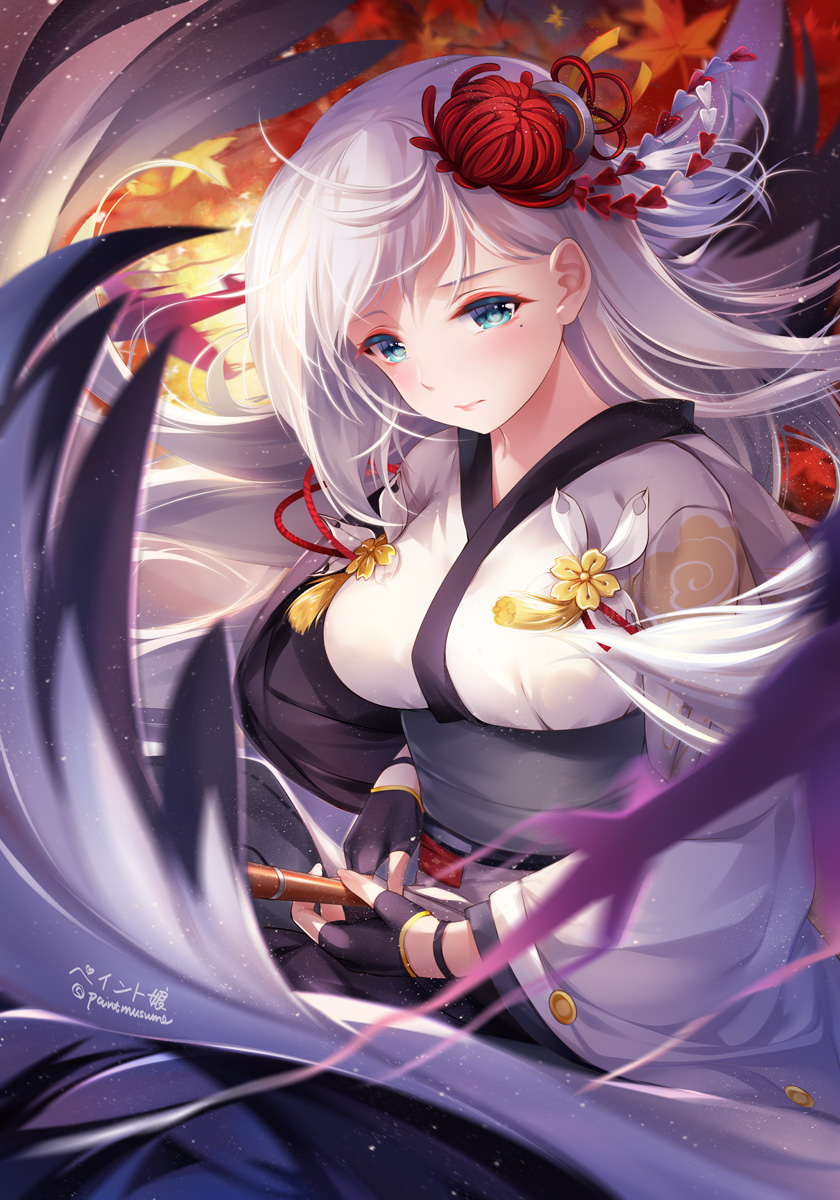 1girl artist_name autumn_leaves azur_lane black_gloves blue_eyes blurry blush breasts closed_mouth depth_of_field fingerless_gloves floating_hair flower gloves hair_flower hair_ornament highres holding japanese_clothes kimono looking_at_viewer medium_breasts obi sash shoukaku_(azur_lane) signature silver_hair solo spider_lily twitter_username white_kimono wide_sleeves youqiniang