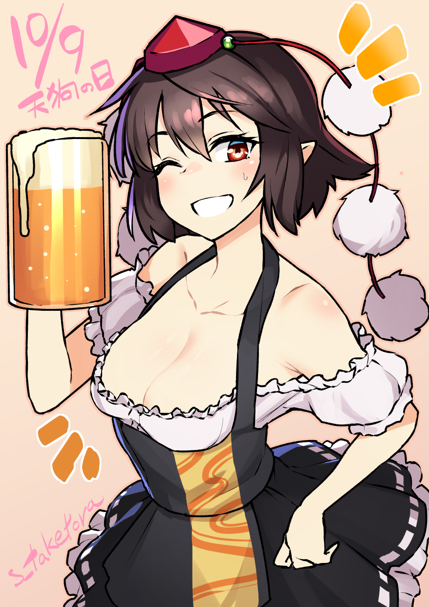 1girl alcohol alternate_costume bare_shoulders beer beer_mug black_hair breasts cleavage collarbone commentary_request dated dirndl german_clothes grin hand_on_hip hat highres looking_at_viewer medium_breasts off_shoulder one_eye_closed pointy_ears pom_pom_(clothes) red_eyes shameimaru_aya short_hair smile solo sweatdrop taketora_suzume tears tokin_hat touhou twitter_username