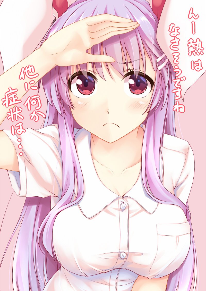 1girl animal_ears bangs blush breasts buttons commentary_request hair_ornament hairclip hand_up kue large_breasts leaning_forward looking_at_viewer pink_background pink_hair rabbit_ears red_eyes reisen_udongein_inaba shirt short_sleeves simple_background solo touhou upper_body white_shirt wing_collar