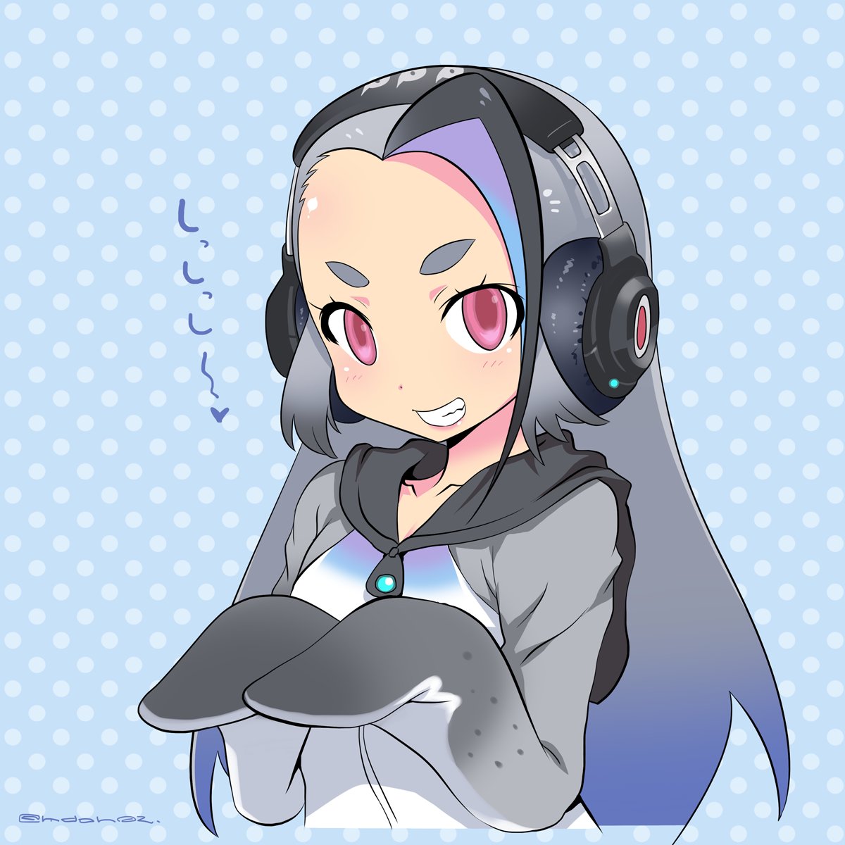 1girl artist_name collarbone commentary_request empty_eyes forehead giant_penguin_(kemono_friends) grey_hair grin headphones highres hood hood_down hoodie kemono_friends long_hair looking_at_viewer mudou_eichi pink_eyes polka_dot polka_dot_background smile solo teeth thick_eyebrows translated twitter_username upper_body zipper_pull_tab