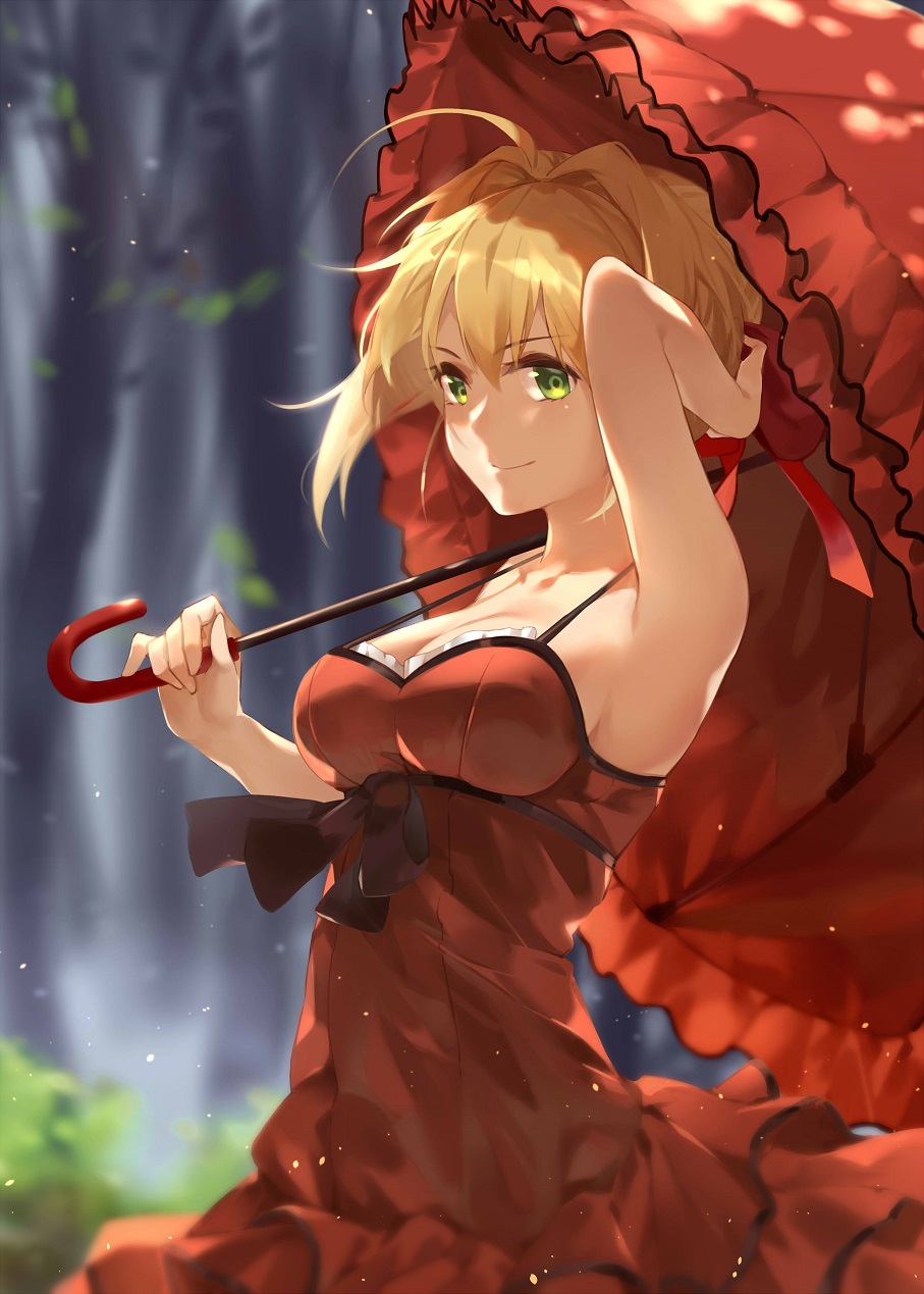 1girl arm_up bangs blonde_hair blurry breasts cleavage closed_mouth depth_of_field fate/extra fate_(series) green_eyes hana_mori hand_up highres looking_at_viewer medium_breasts saber_extra sidelocks smile solo umbrella upper_body