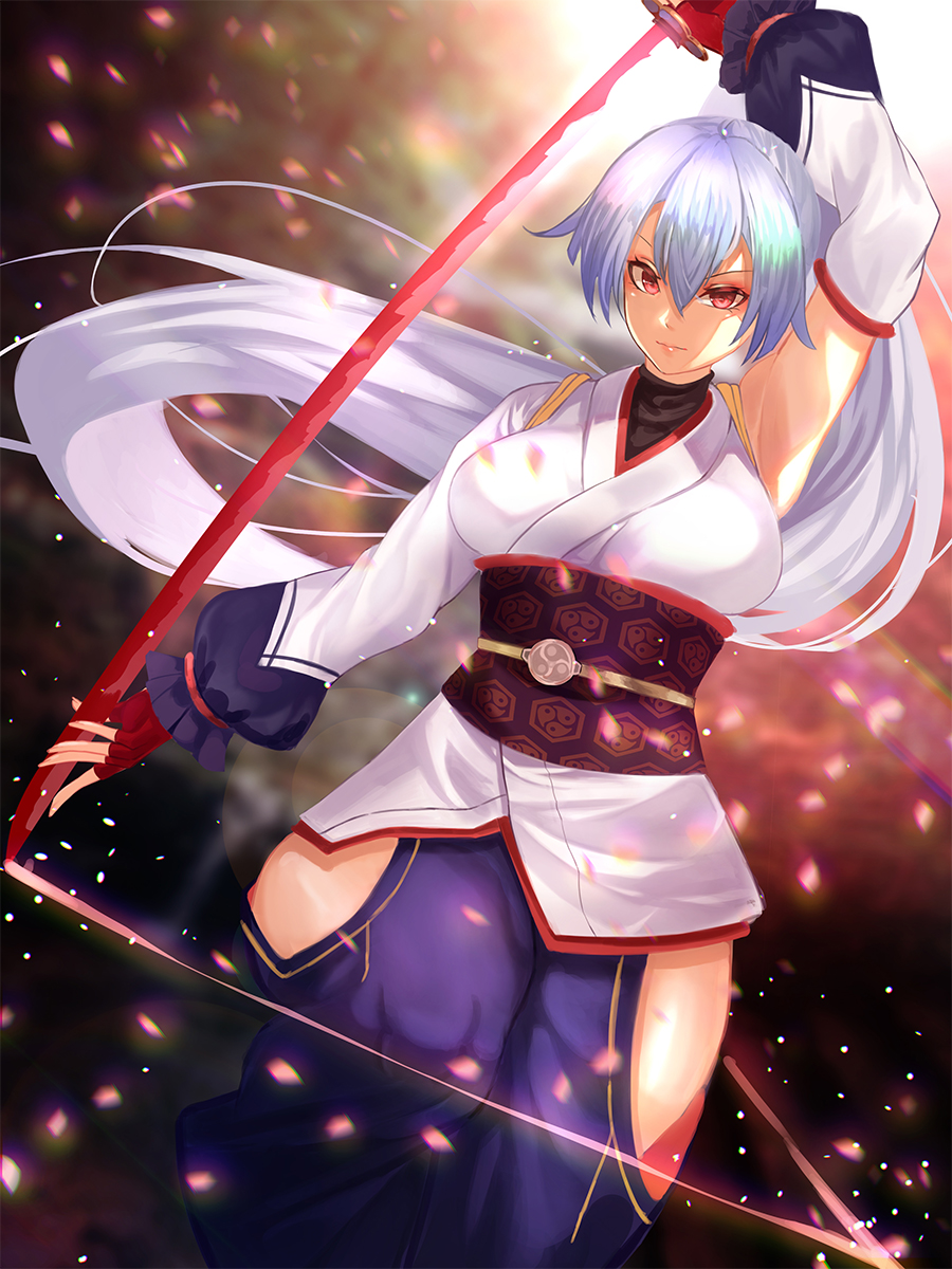 &gt;:) 1girl arm_up armpits breasts closed_mouth cowboy_shot detached_sleeves fate/grand_order fate_(series) fingerless_gloves gloves hair_between_eyes highres hip_vent holding holding_sword holding_weapon japanese_clothes katana kimono large_breasts long_hair long_sleeves looking_at_viewer obi oni_horns red_eyes red_gloves sash shiodango silver_hair smile solo sword tomoe_gozen_(fate/grand_order) v-shaped_eyebrows very_long_hair weapon