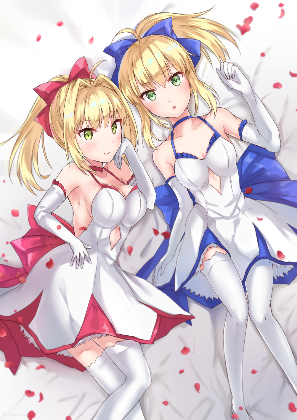 2girls ahoge alternate_costume artoria_pendragon_(all) bed bed_sheet blonde_hair blush breasts elbow_gloves fate/extra fate/stay_night fate_(series) gloves green_eyes highres hiyoko_biimu large_breasts looking_at_viewer lying multiple_girls on_back on_bed ponytail saber saber_extra thigh-highs