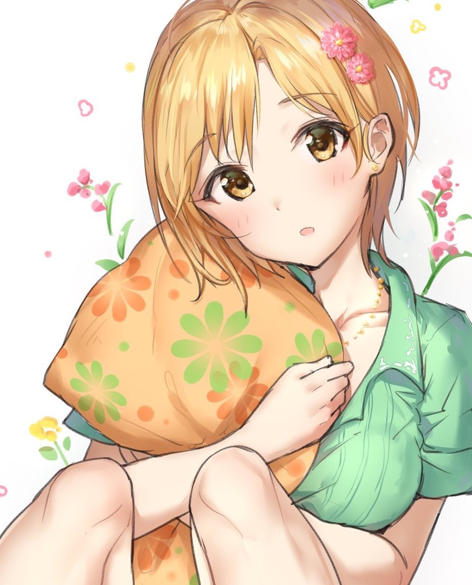 1girl aiba_yumi bangs blonde_hair blush brown_eyes collarbone commentary_request floral_print flower green_shirt hair_flower hair_ornament head_tilt idolmaster idolmaster_cinderella_girls jewelry knees_up looking_at_viewer necklace open_mouth orange_pillow pillow pillow_hug shirt short_hair short_sleeves simple_background sitting solo takeashiro white_background