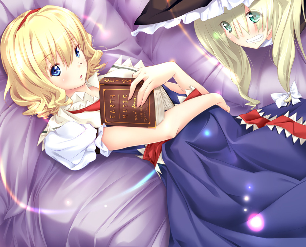 2girls alice_margatroid blonde_hair blue_eyes book couch drill_hair green_eyes grin hairband hat kirisame_marisa looking_at_viewer lying multiple_girls on_back open_book smile soumi_shizuru touhou