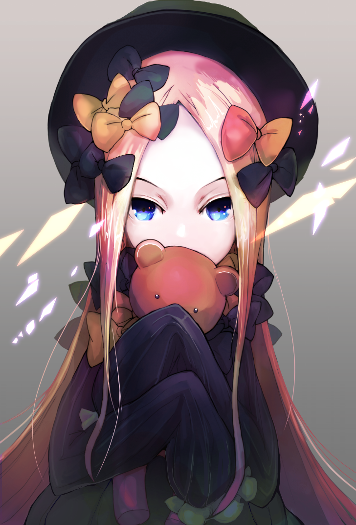 1girl bangs black_bow black_dress black_hat blonde_hair blue_eyes boushi-ya bow bowler_hat commentary_request covered_mouth dress eyebrows_visible_through_hair fate/grand_order fate_(series) grey_background hair_bow hands_in_sleeves hat long_hair long_sleeves looking_at_viewer object_hug orange_bow parted_bangs salem_(fate/grand_order) sidelocks solo stuffed_animal stuffed_toy teddy_bear v-shaped_eyebrows very_long_hair