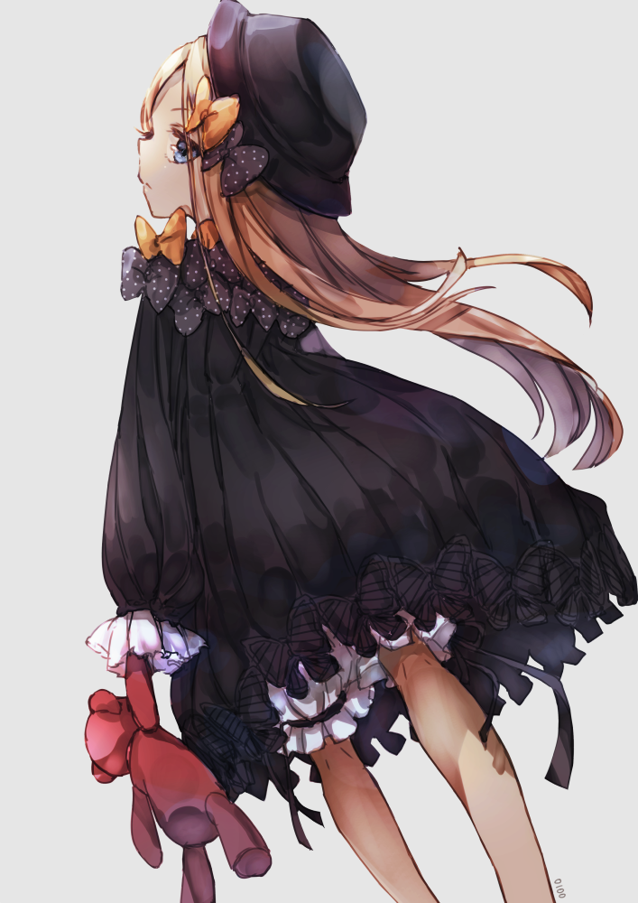 1girl bangs black_bow black_dress black_hat blonde_hair bloomers blue_eyes bow bowler_hat butterfly commentary_request dress fate/grand_order fate_(series) from_behind grey_background hair_bow hands_in_sleeves hat holding holding_stuffed_animal long_hair long_sleeves looking_at_viewer looking_back orange_bow parted_bangs polka_dot polka_dot_bow profile salem_(fate/grand_order) simple_background solo standing stuffed_animal stuffed_toy teddy_bear underwear very_long_hair white_bloomers zeromomo0100