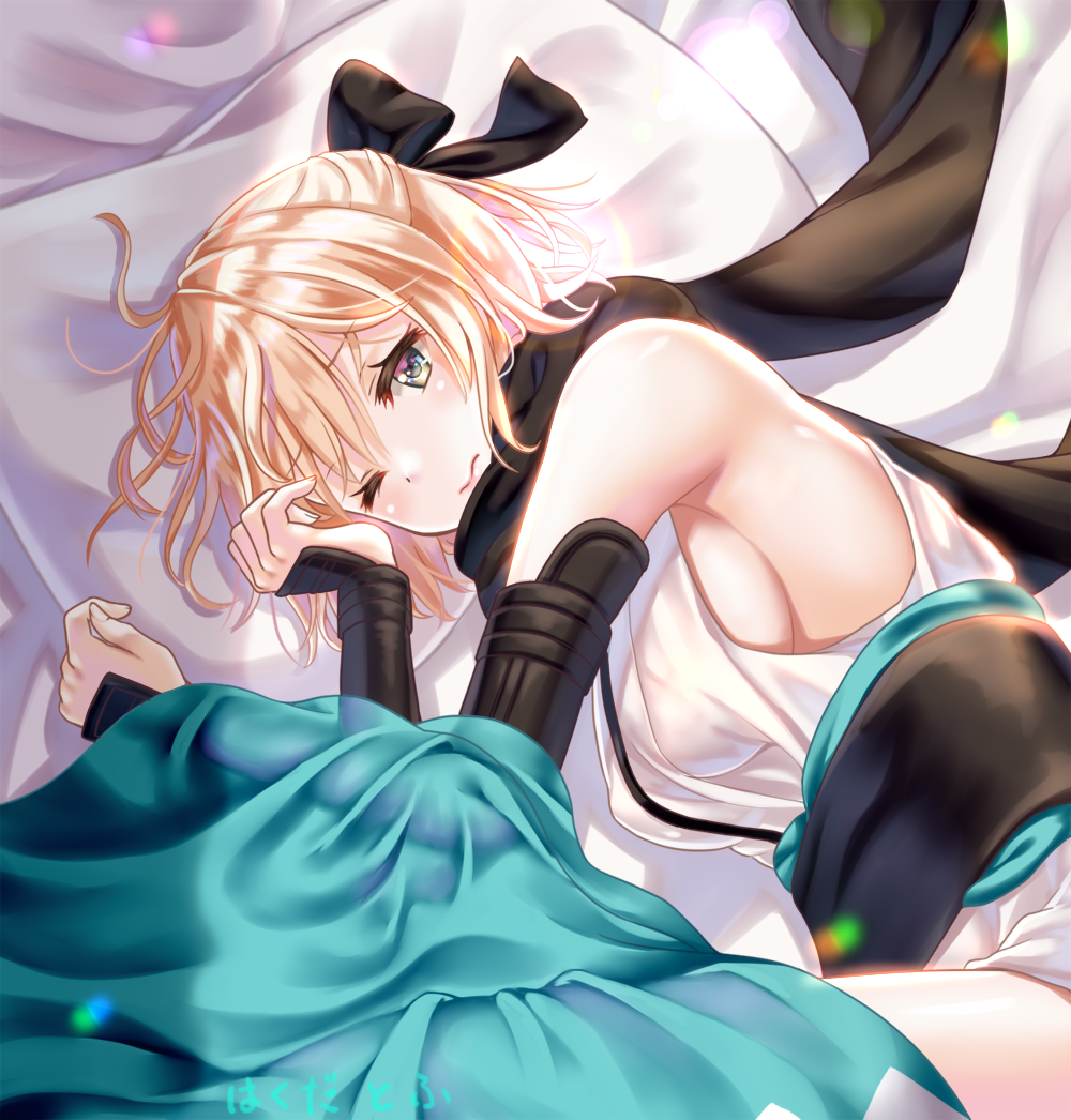 1girl ahoge armpits bare_shoulders black_bow black_scarf blonde_hair blush bow breasts closed_mouth fate_(series) green_eyes hair_bow hakuda_tofu haori japanese_clothes kimono koha-ace looking_at_viewer lying medium_breasts obi on_side one_eye_closed sakura_saber sash scarf short_kimono sideboob sleeveless sleeveless_kimono solo waking_up white_kimono