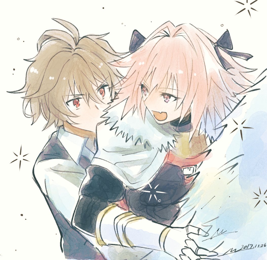 2boys ahoge armor armored_dress bangs black_ribbon brown_hair cape cloak commentary eyebrows_visible_through_hair fang fate/apocrypha fate_(series) fur_trim gauntlets hair_ornament hair_ribbon hippogriff hug hug_from_behind long_sleeves looking_at_another looking_back male_focus multicolored_hair multiple_boys nu_(dndnknkn) pink_eyes pink_hair red_eyes ribbon rider_of_black shirt short_hair sieg_(fate/apocrypha) trap two-tone_hair waistcoat white_cape white_cloak white_shirt yaoi