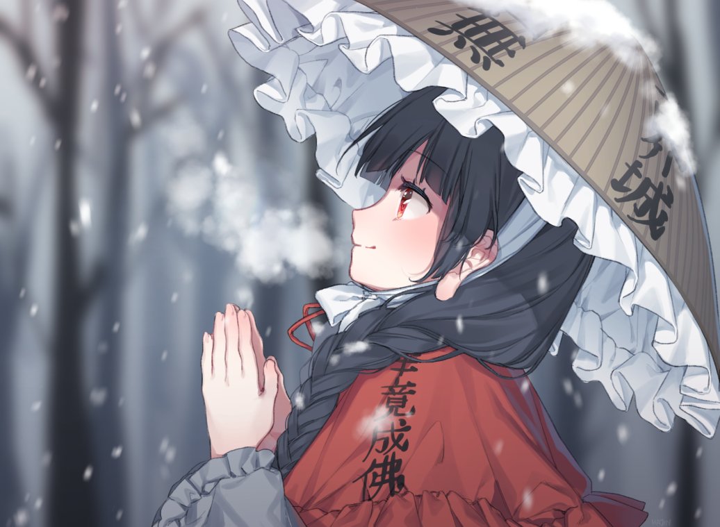 1girl ajirogasa bangs black_hair blush braid capelet closed_mouth clothes_writing from_side hajin hands_together hat long_hair profile red_eyes smile snow solo touhou twin_braids upper_body yatadera_narumi