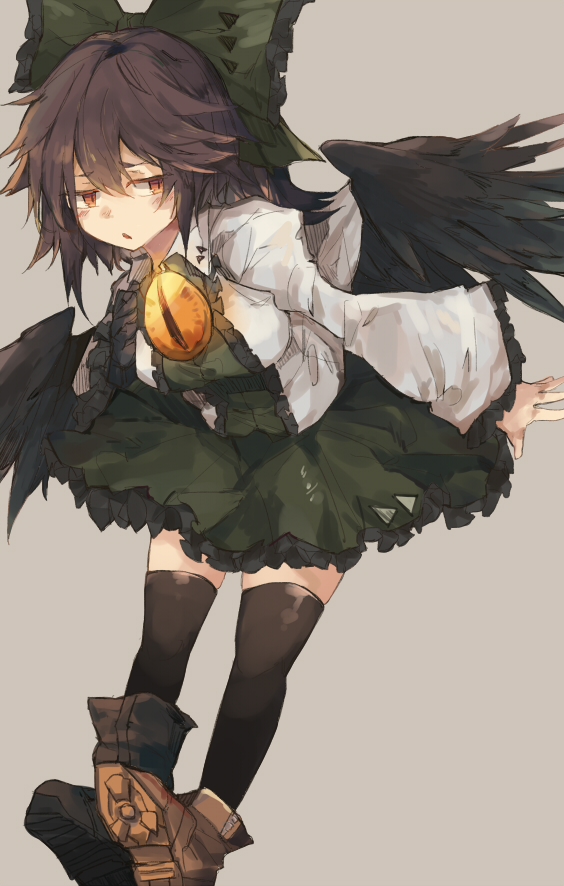 1girl :o bangs black_hair black_legwear black_wings bow breasts feathered_wings green_bow green_skirt grey_background hair_bow leaning_forward long_sleeves medium_breasts miniskirt mismatched_footwear orange_eyes reiuji_utsuho simple_background skirt solo third_eye touhou wide_sleeves wing_collar wings zairen