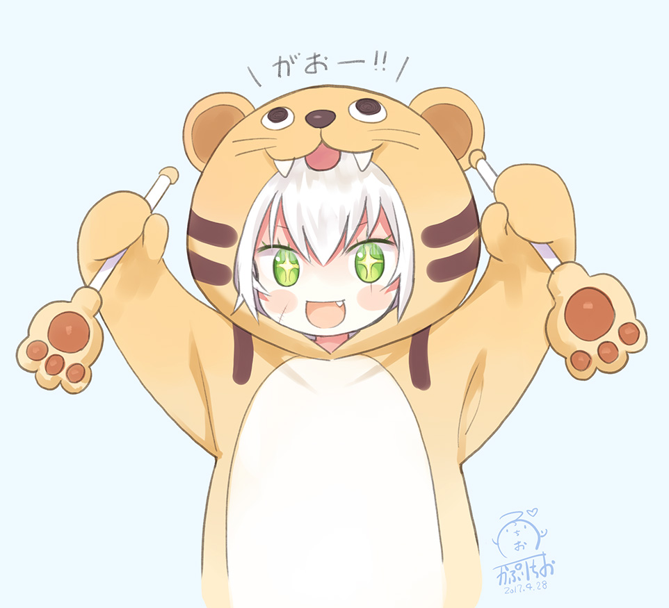 +_+ 1girl blue_background blush_stickers capriccio cosplay dated dual_wielding fang fate/grand_order fate_(series) green_eyes jack_the_ripper_(fate/apocrypha) jaguarman_(fate/grand_order) jaguarman_(fate/grand_order)_(cosplay) kigurumi looking_at_viewer open_mouth reverse_grip scar scar_across_eye scar_on_cheek short_hair signature silver_hair simple_background solo upper_body