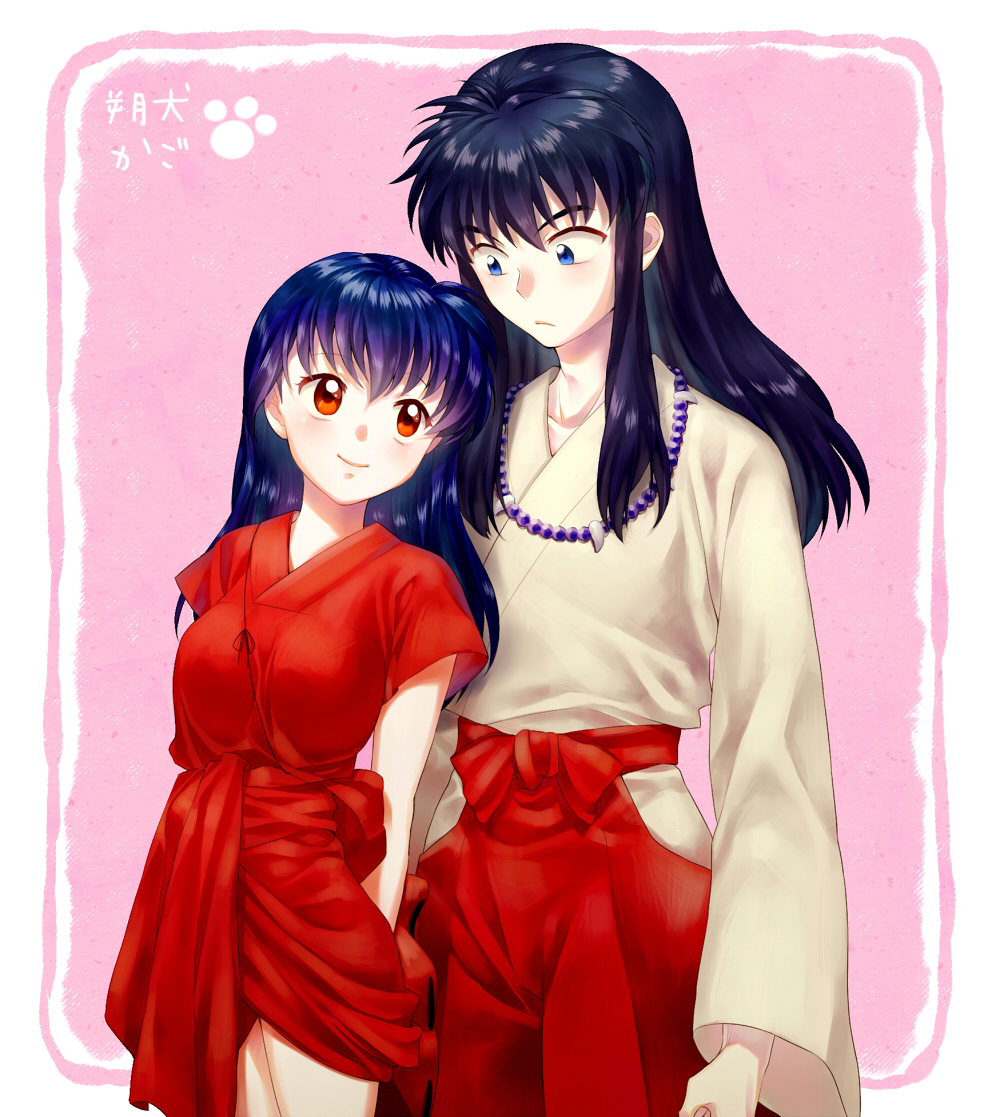 1boy 1girl black_hair blue_eyes brown_eyes closed_mouth hakama higurashi_kagome inuyasha inuyasha_(character) japanese_clothes jewelry light_smile long_hair namo necklace pearl_necklace pink_background red_hakama sidelocks