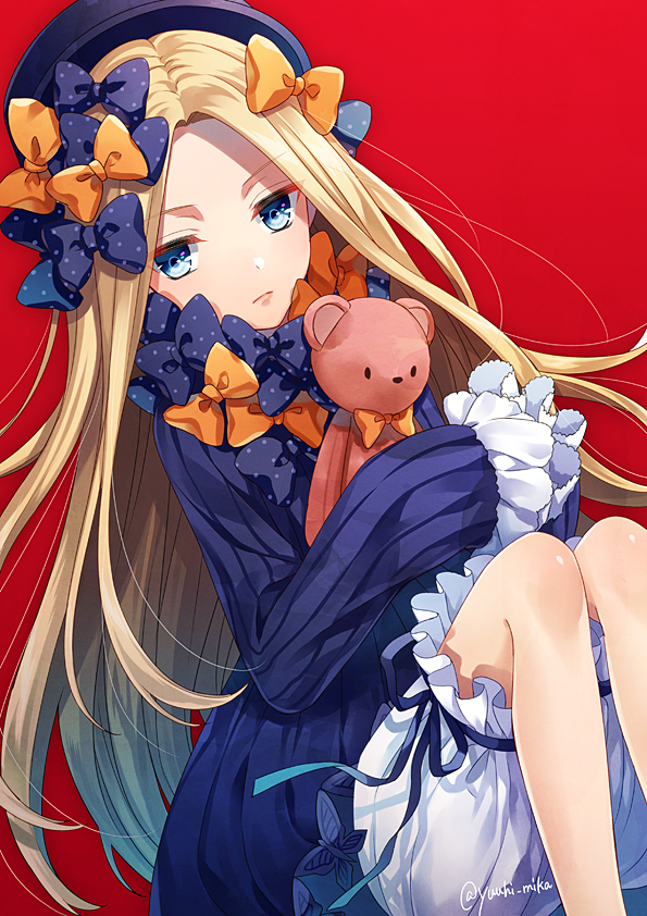 1girl abigail_williams_(fate/grand_order) bangs black_bow black_dress black_hat blonde_hair bloomers blue_eyes bow butterfly closed_mouth commentary_request dress eyebrows_visible_through_hair fate/grand_order fate_(series) hair_bow hands_in_sleeves hat long_sleeves looking_at_viewer object_hug orange_bow parted_bangs polka_dot polka_dot_bow red_background simple_background solo stuffed_animal stuffed_toy teddy_bear underwear white_bloomers