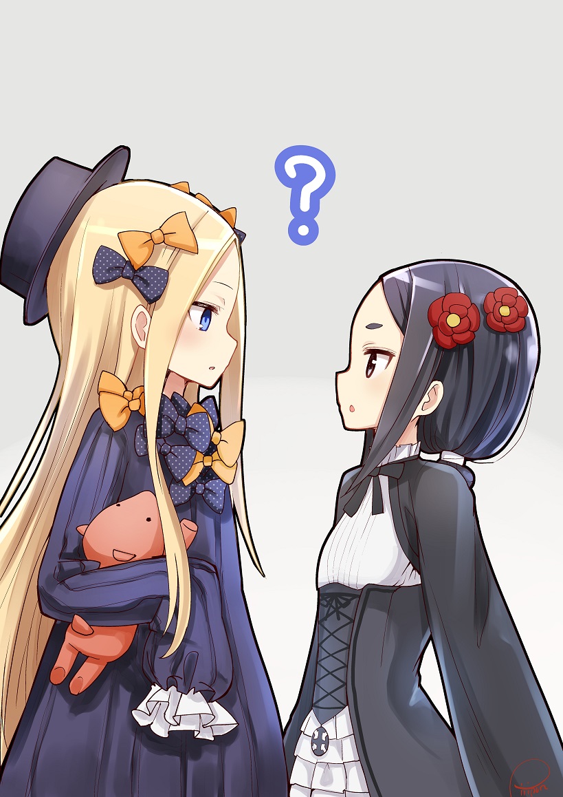 2girls :o ? abigail_williams_(fate/grand_order) black_dress black_hair blonde_hair blue_eyes bow commentary_request crossover dress eye_contact fate/grand_order fate_(series) flat_chest flower forehead hair_bow hair_flower hair_ornament hands_in_sleeves hat long_hair looking_at_another low_ponytail multiple_girls piripun princess_principal simple_background stuffed_animal stuffed_toy toudou_chise trait_connection