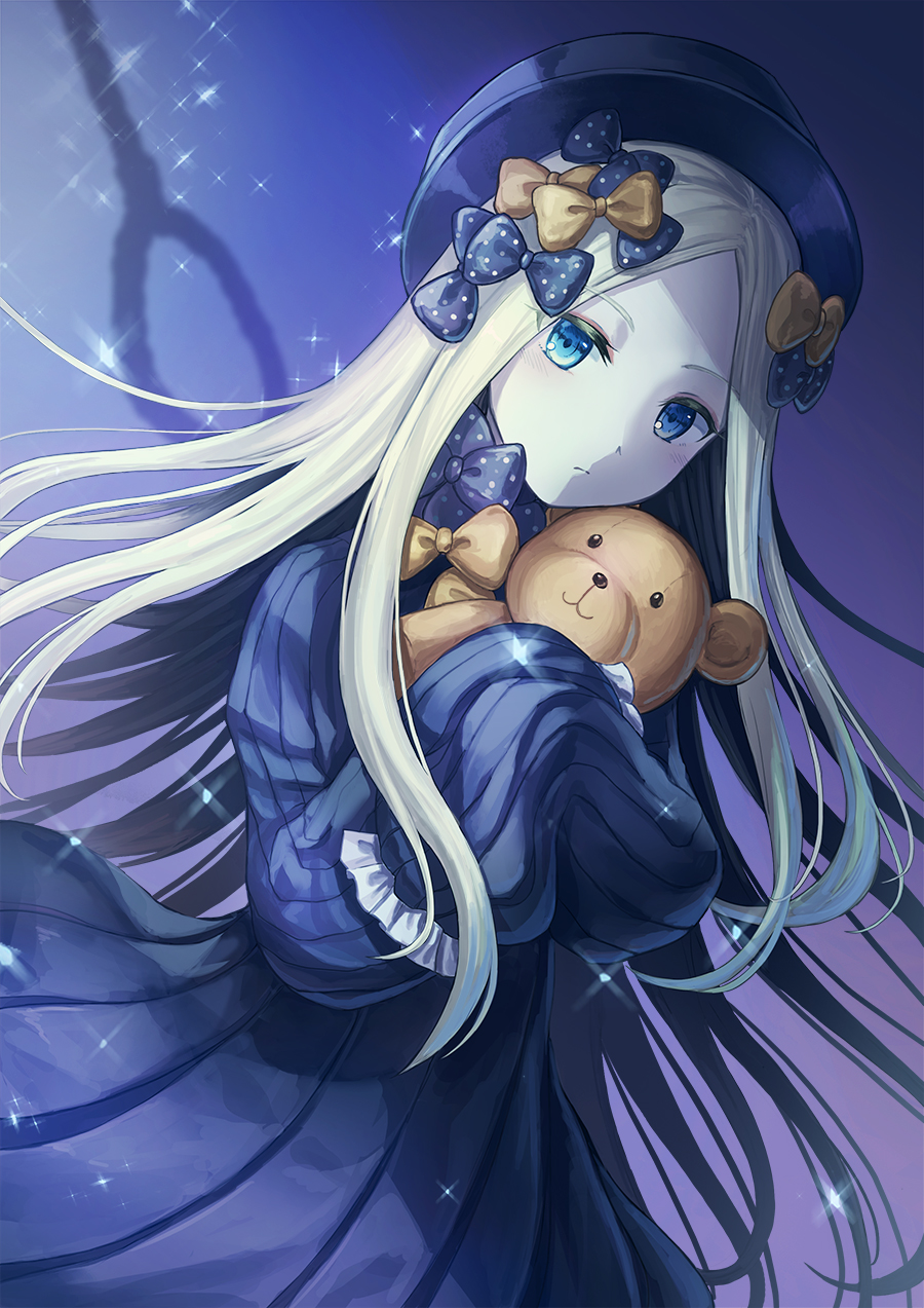 1girl abigail_williams_(fate/grand_order) bangs black_bow black_dress black_hat blonde_hair blue_eyes blush bow closed_mouth commentary_request dress dutch_angle eyebrows_visible_through_hair fate/grand_order fate_(series) forehead hair_bow hands_in_sleeves hat highres long_hair long_sleeves looking_at_viewer noose object_hug orange_bow parted_bangs polka_dot polka_dot_bow seungju_lee solo sparkle stuffed_animal stuffed_toy teddy_bear very_long_hair