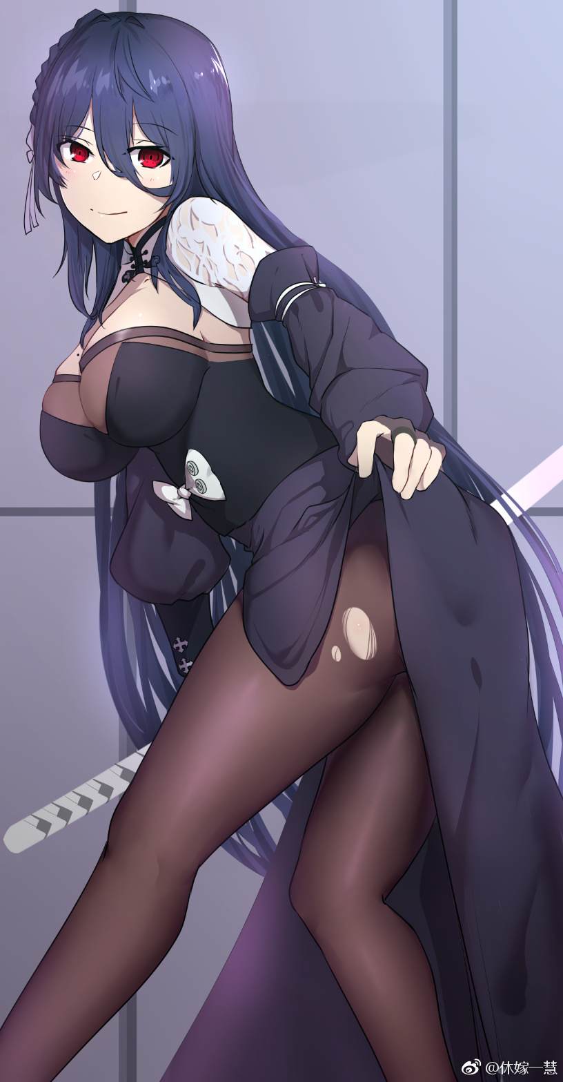 1girl black_gloves blue_hair braid breasts brown_legwear cleavage closed_mouth detached_sleeves dress eyebrows_visible_through_hair fingerless_gloves from_behind gloves hair_between_eyes hair_ribbon highres jidong_zhandui large_breasts leaning_forward long_hair looking_back mole mole_on_breast oboro_(jidong_zhandui) pantyhose red_eyes ribbon side_braid smile solo sword torn_clothes torn_pantyhose turtleneck very_long_hair weapon xiu_jiayihuizi