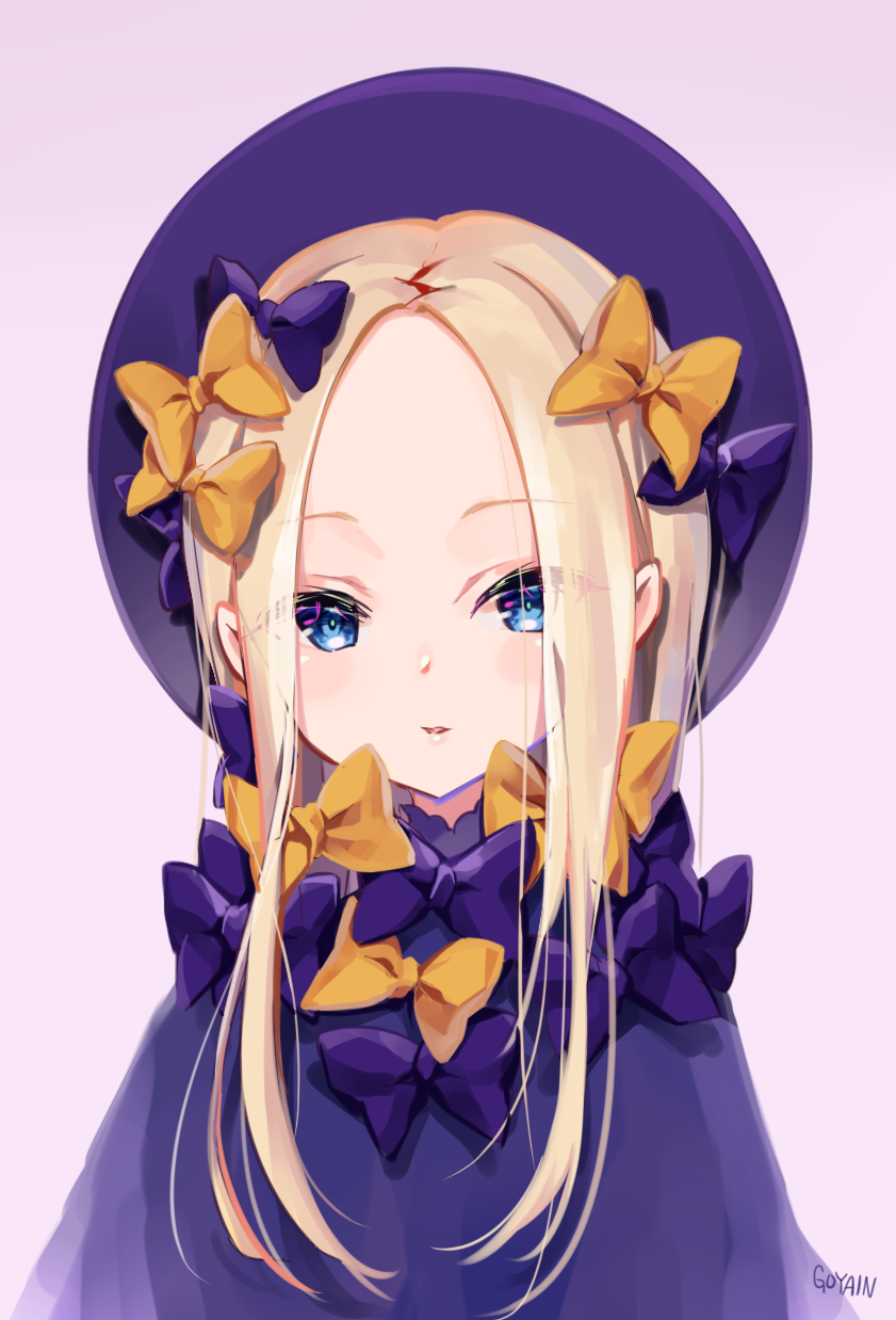 1girl abigail_williams_(fate/grand_order) arms_at_sides bangs black_bow black_dress black_hat blonde_hair blue_eyes blush bow commentary_request dress eyebrows_visible_through_hair eyes_visible_through_hair fate/grand_order fate_(series) forehead hair_bow hat head_tilt highres jewriel long_hair long_sleeves looking_at_viewer orange_bow parted_bangs parted_lips pink_background polka_dot polka_dot_bow simple_background solo