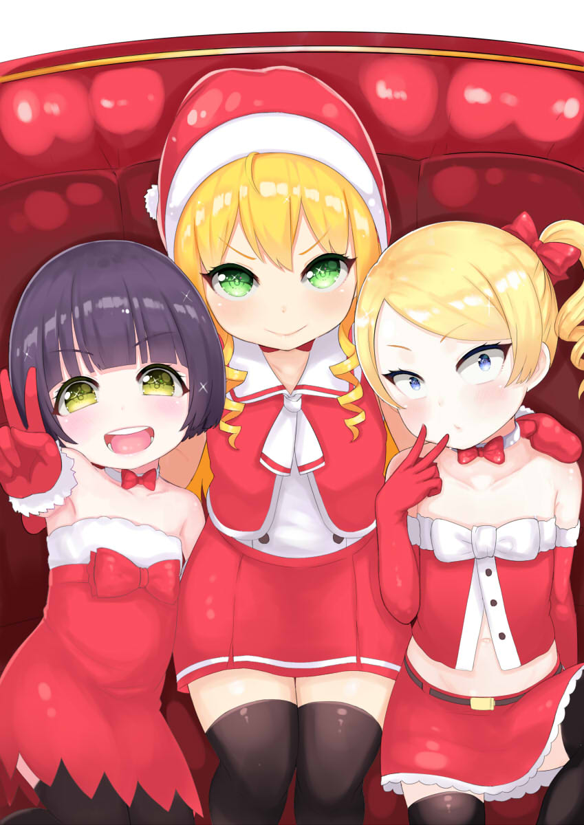 3girls :d atg_(wttoo0202) bangs bare_shoulders black_hair black_legwear blonde_hair blue_eyes blush bow breasts christmas closed_mouth collarbone couch dress elbow_gloves eyebrows_visible_through_hair fur-trimmed_dress fur-trimmed_gloves fur_trim girl_sandwich gloves green_eyes hair_bow hand_on_another's_shoulder hat head_tilt highres long_hair looking_at_viewer mittens multiple_girls navel on_couch open_mouth original outstretched_arm pleated_skirt red_bow red_dress red_gloves red_hat red_mittens red_shirt red_skirt ringlets sandwiched santa_gloves santa_hat shirt short_hair side_ponytail sidelocks sitting skirt sleeveless sleeveless_shirt small_breasts smile sparkle strapless swept_bangs thigh-highs v v-shaped_eyebrows white_choker wide-eyed