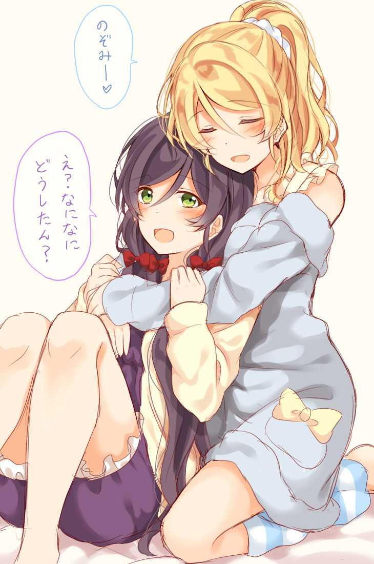 2girls :d ayase_eli blonde_hair blush bow closed_eyes green_eyes hair_between_eyes hair_bow hand_on_another's_arm hug hug_from_behind kneeling leg_warmers long_sleeves love_live! love_live!_school_idol_project low_twintails mogu_(au1127) multiple_girls off_shoulder open_mouth pajamas purple_hair red_bow sitting smile toujou_nozomi translation_request twintails white_scrunchie yuri