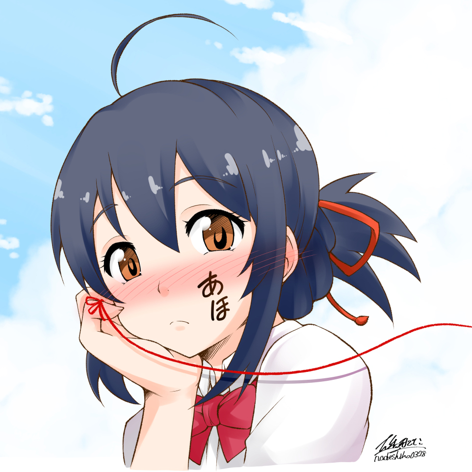 1girl ahoge artist_name black_hair blue_sky blush bow brown_eyes clouds commentary_request elbow_rest facepaint hair_between_eyes hair_bow kimi_no_na_wa looking_at_viewer low_ponytail miyamizu_mitsuha red_string shirt sidelocks sky solo string translation_request twitter_username upper_body yamato_nadeshiko