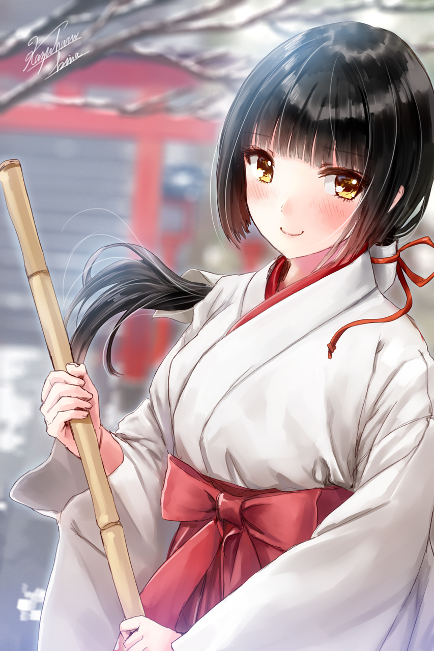 1girl bangs black_hair breasts brown_eyes commentary_request eyebrows_visible_through_hair highres japanese_clothes kazuharu_kina long_hair low_ponytail miko original smile solo