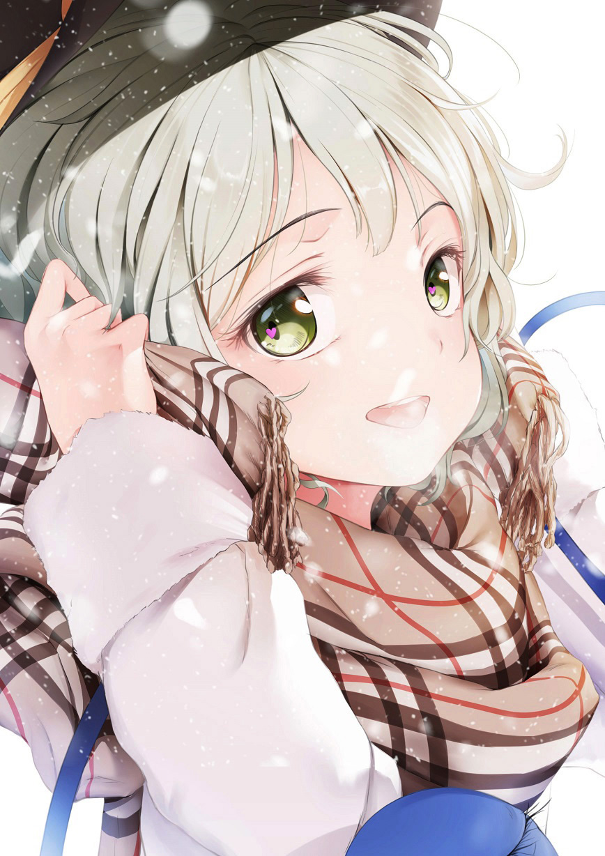 1girl :d adjusting_scarf an-telin black_hat checkered_scarf fur-trimmed_sleeves fur_trim green_eyes green_hair hat heart highres komeiji_koishi looking_at_viewer looking_to_the_side open_mouth scarf short_hair simple_background smile snowing solo third_eye touhou upper_body upper_teeth white_background white_coat