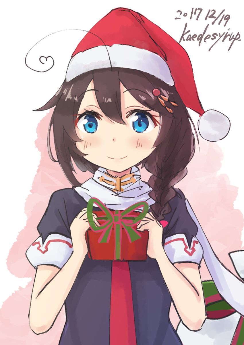 1girl ahoge artist_name black_gloves black_hair black_serafuku blue_eyes braid dated fingerless_gloves gift gloves hair_flaps hair_over_shoulder hat highres kaede_shiroppu kantai_collection looking_at_viewer remodel_(kantai_collection) santa_hat scarf school_uniform serafuku shigure_(kantai_collection) single_braid smile solo upper_body white_background white_scarf