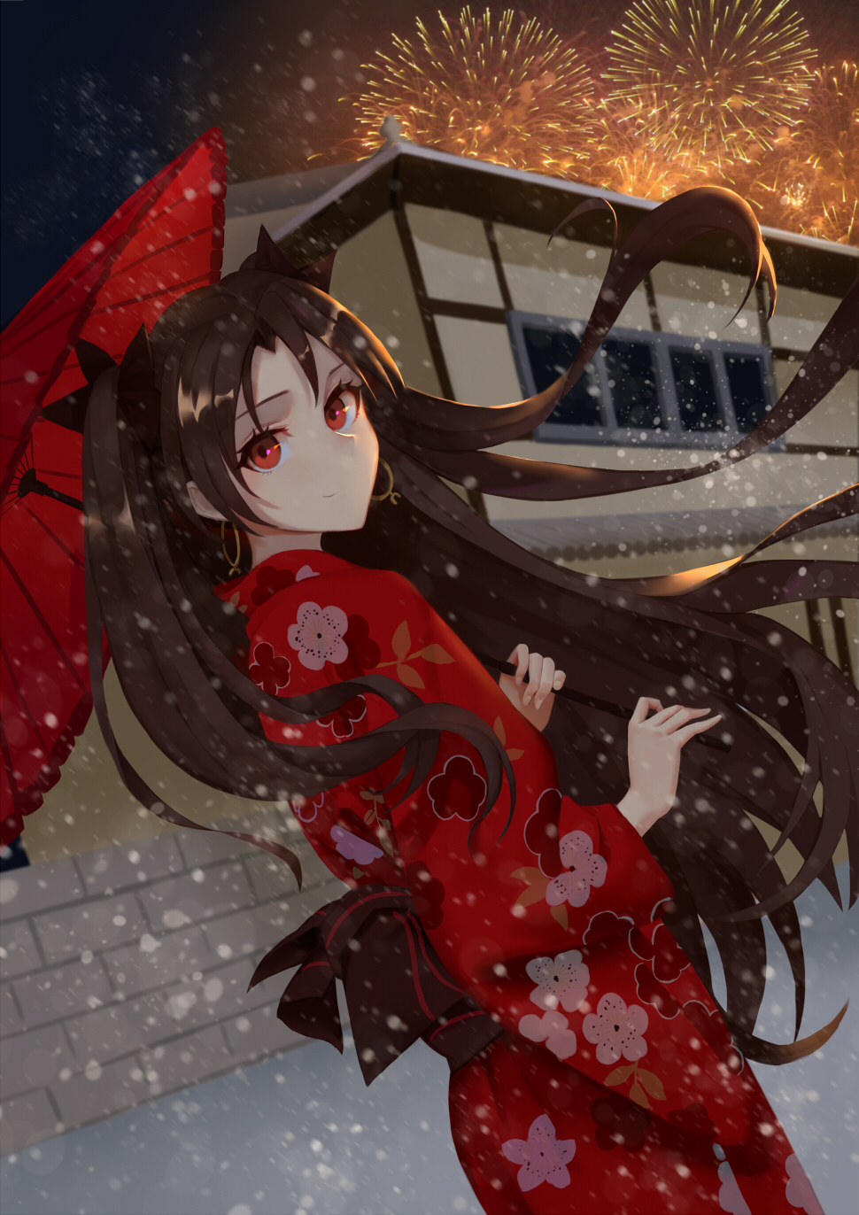 1girl alternate_costume architecture bangs black_hair black_ribbon commentary_request earrings east_asian_architecture fate/grand_order fate_(series) fireworks highres holding holding_umbrella hoop_earrings ishtar_(fate/grand_order) japanese_clothes jewelry kamikakushi_no_ocarino kimono long_hair night obi oriental_umbrella outdoors parted_bangs red_eyes red_kimono revision ribbon sash smile snowing solo two_side_up umbrella