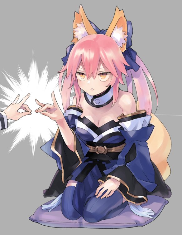 &gt;:&lt; 1girl animal_ears bare_shoulders breasts cleavage detached_sleeves fate/grand_order fate_(series) fox_ears fox_shadow_puppet fox_tail gesture_request grey_background japanese_clothes kimono long_hair obi pink_hair sash sitting solo solo_focus tail tamamo_(fate)_(all) thigh-highs urayamashiro_(artist) wariza wide_sleeves yellow_eyes