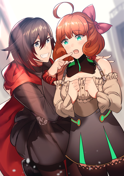 2girls ahoge bow cape commentary_request eyebrows_visible_through_hair green_eyes grin hair_bow multiple_girls orange_hair penny_polendina ruby_rose rwby slee smile touching