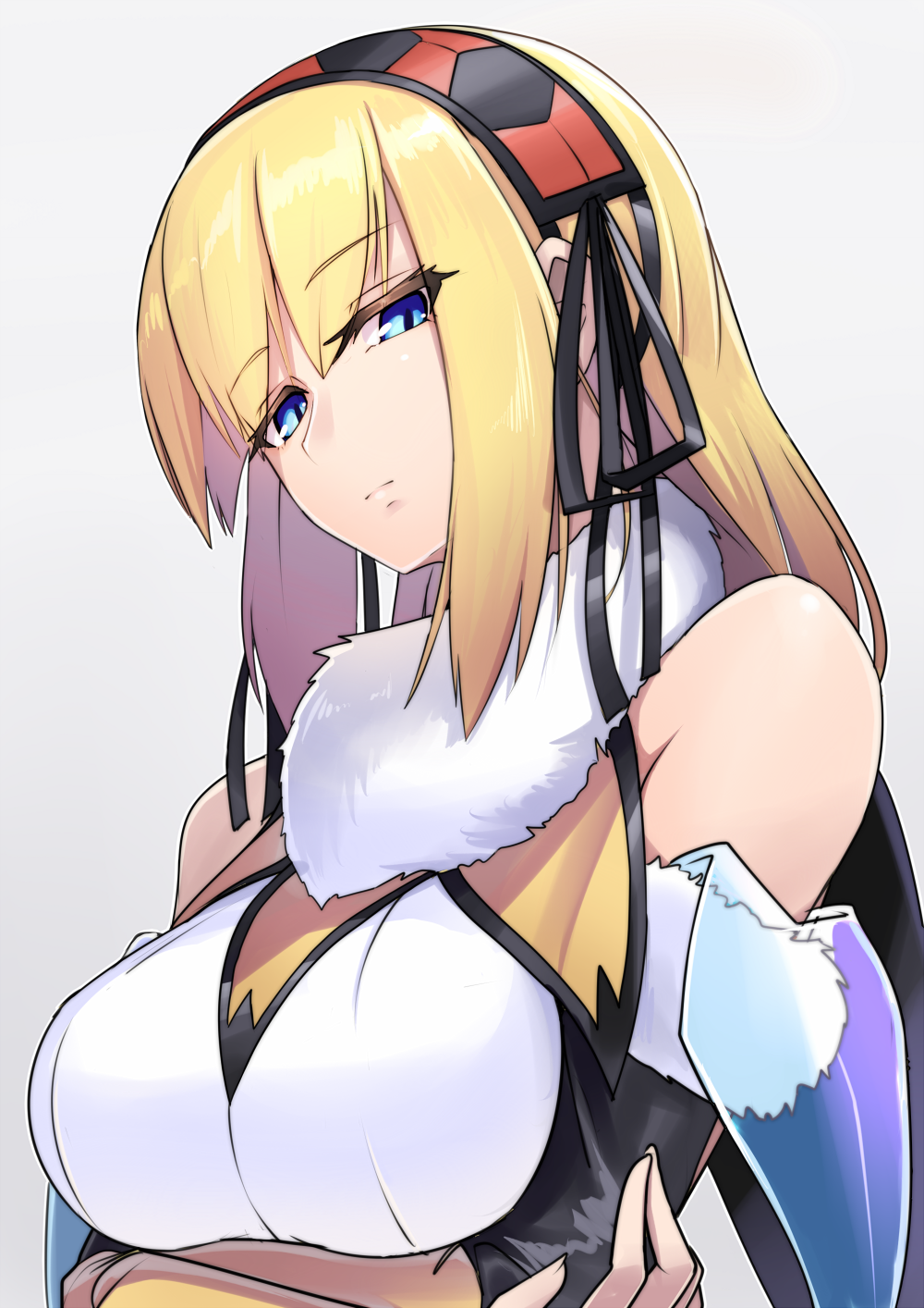 1girl bare_shoulders black_ribbon blonde_hair blue_eyes breast_hold breasts closed_mouth crossed_arms detached_sleeves expressionless eyelashes fur-trimmed_sleeves fur_collar fur_trim grey_background hair_ribbon hairband hawe_king head_tilt highres large_breasts long_hair long_sleeves looking_at_viewer original ribbon shiny shiny_hair simple_background solo two-tone_hairband upper_body