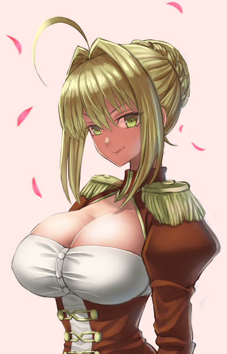 1girl ahoge arisku bangs blush breasts cleavage cleavage_cutout closed_mouth dress eyebrows_visible_through_hair fate/extra fate/grand_order fate_(series) gradient gradient_background green_eyes hair_between_eyes hair_intakes highres large_breasts nero_claudius_(fate) nero_claudius_(fate)_(all) pink_background red_background red_dress saber_extra sidelocks smile solo upper_body