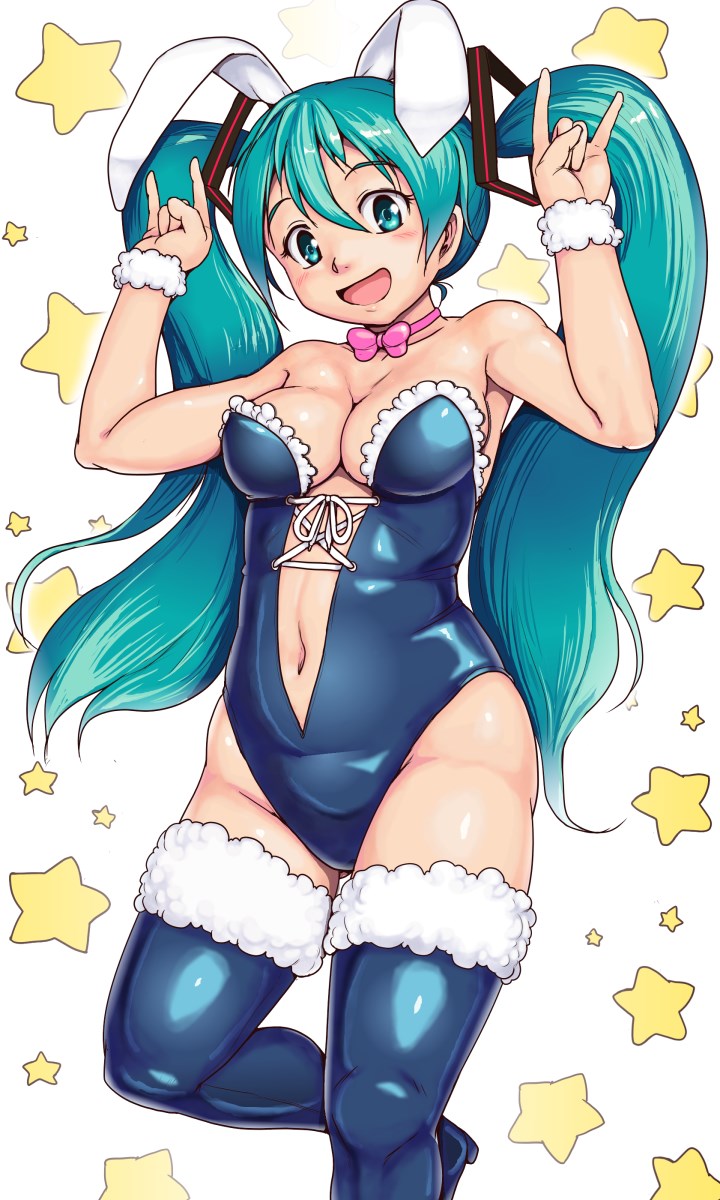 1girl :d \m/ animal_ears black_footwear black_leotard blush boots breasts bunny_girl cleavage collarbone double_\m/ eyebrows_visible_through_hair fur_trim green_eyes green_hair groin hair_between_eyes hatsune_miku head_tilt high_heels highres leg_up leotard long_hair looking_at_viewer medium_breasts open_mouth orizen pink_neckwear rabbit_ears smile solo star thigh-highs thigh_boots very_long_hair vocaloid white_background