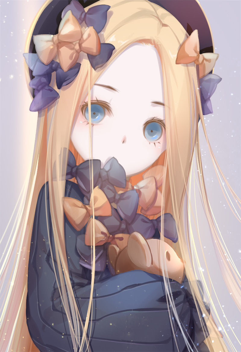 1girl abigail_williams_(fate/grand_order) bangs black_bow black_dress black_hat blonde_hair blue_eyes bow covered_mouth dress fate/grand_order fate_(series) forehead grey_background hair_bow hat hatsuun_kyou head_tilt long_hair long_sleeves looking_at_viewer object_hug orange_bow parted_bangs polka_dot polka_dot_bow sleeves_past_fingers sleeves_past_wrists solo stuffed_animal stuffed_toy teddy_bear very_long_hair