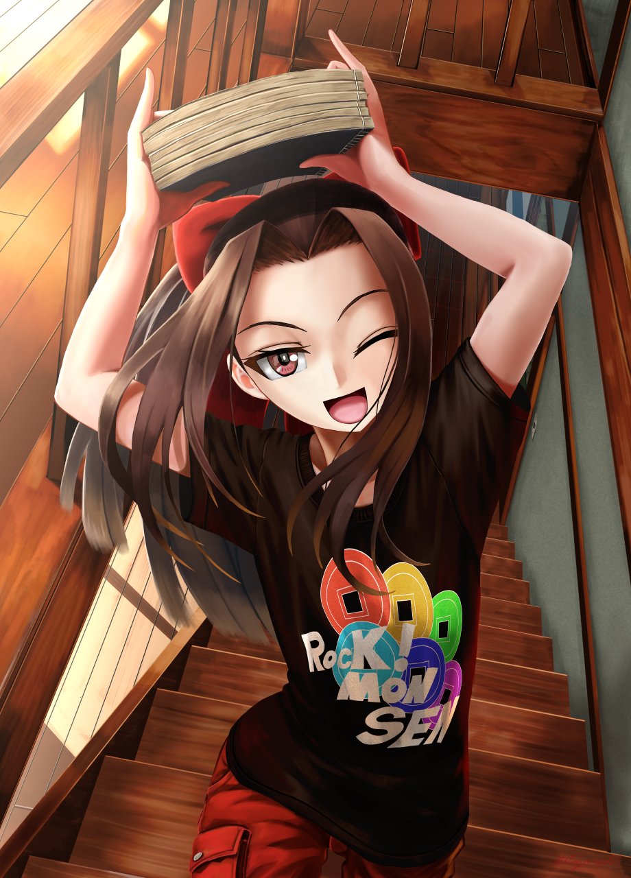 1girl :d abazu-red alternate_headwear arms_up black_shirt bow brown_eyes brown_hair cargo_shorts casual day english girls_und_panzer hair_bow highres indoors long_hair looking_at_viewer notepad one_eye_closed open_mouth pinky_out print_shirt railing red_bow red_shorts romaji saemonza shirt short_sleeves shorts smile solo stairs standing t-shirt wooden_floor