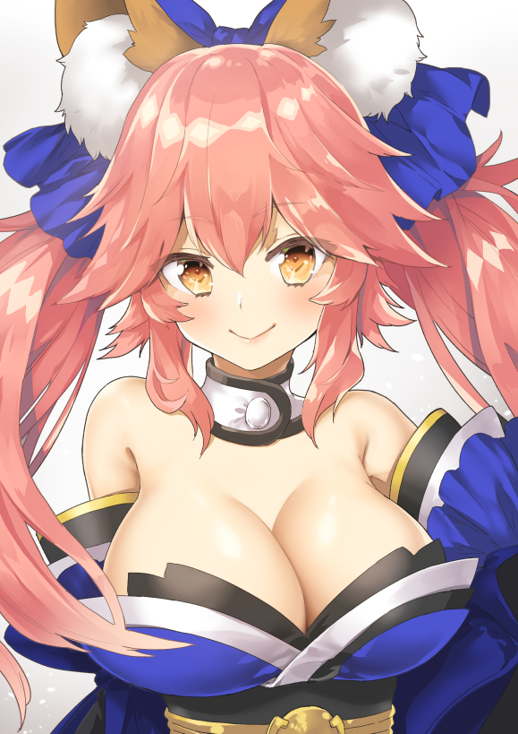1girl animal_ears bangs bare_shoulders blue_bow blush bow breasts cleavage closed_mouth commentary_request detached_sleeves eyebrows_visible_through_hair fate/extra fate_(series) fox_ears grey_background hair_between_eyes hair_bow large_breasts long_hair looking_at_viewer pink_hair sidelocks simple_background smile solo strapless tamamo_(fate)_(all) tamamo_no_mae_(fate) twintails yyo