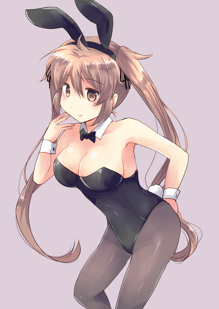 1girl animal_ears black_leotard blush breasts bunny_tail bunnysuit cleavage collarbone detached_collar eyebrows_visible_through_hair fake_animal_ears grey_background hair_flaps hand_to_own_mouth hirune_(konekonelkk) kantai_collection large_breasts leaning_forward leotard light_brown_hair long_hair looking_at_viewer murasame_(kantai_collection) pantyhose simple_background smile solo tail twintails very_long_hair wrist_cuffs