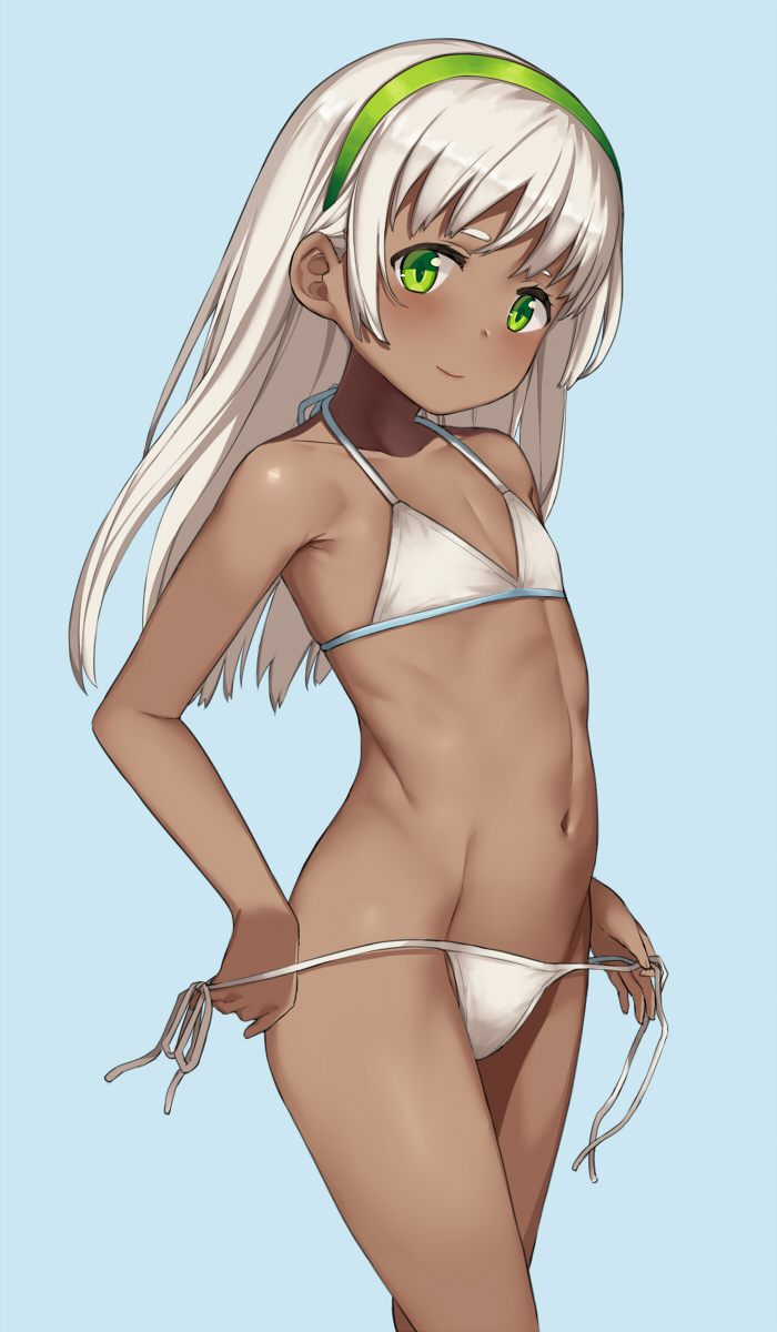 1girl bangs bare_arms bare_shoulders bikini bikini_pull blue_background blush collarbone contrapposto cowboy_shot dark_skin flat_chest green_eyes hai_ookami hairband halter_top halterneck highres long_hair looking_at_viewer navel original ribbon shiny shiny_hair side-tie_bikini simple_background smile solo standing stomach straight_hair string_bikini swimsuit tareme thighs untied untied_bikini white_bikini white_hair white_ribbon